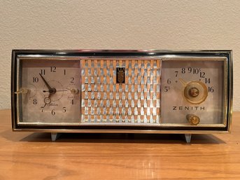 Diamond Blue 1960 Zenith 'The Saxony' Vacuum Tube AM Clock Radio