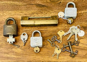 Lot Of Vintage Locks & Keys Including 2 Master Lion Head Padlocks