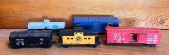 Five (5) Model Train Cars Of Various Shapes And Sizes - Great Northern, Erie