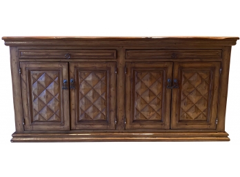 Stunning Oak 4 Door Sideboard With Diamond Quilted Panel Doors
