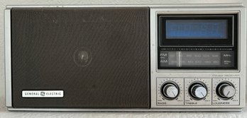 Vintage General Electric AM/FM Clock Radio