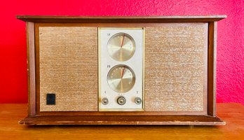 Vintage General Electric T-250A AM/FM Tube Tabletop Radio Receiver