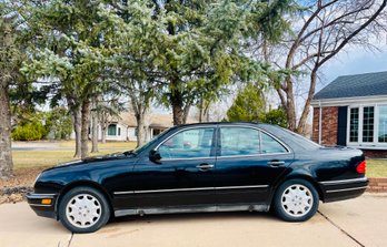 1998 Mercedez Benz E320 Luxury Sedan FOR PARTS OR REPAIR