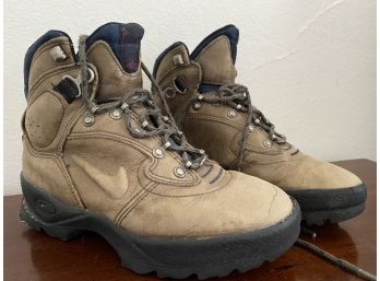 A Nice Pair Of Ladies Hiking Boots Size 7.5
