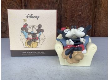 NIB Disney Hallmark Porcelain Figurine 'Mickey & Minnie Kissing'