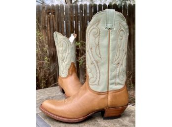NWOB Ariat Two Tone Western Boots Women's Size 8 - READ