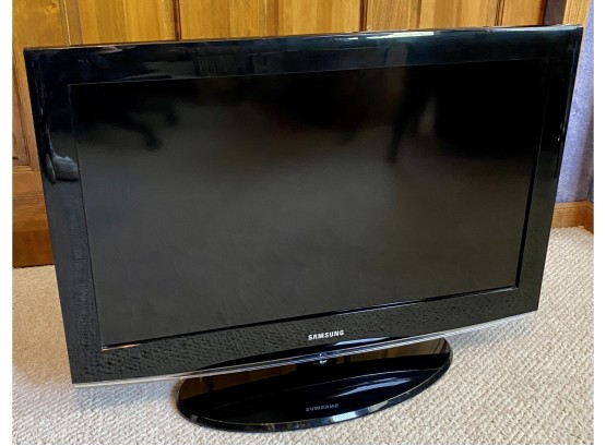 Samsung TV Model LN32B360C5D With Remote And Power Cords (some Scuffs)