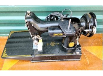 Vintage Singer Sewing Machine With Case