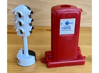 Antique / Vintage Toys Plastic Gas And Street Light Scenery For Dolls Or Train Set Tableaus