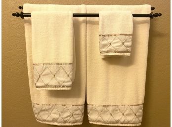 Elegant Diamond Pattern Bathroom Towels In Beige & Gold (Set Of 4)