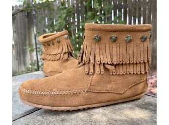 NWOB Minnetonka Double Fringe Brown Suede Moccasin Boot Women's Size 8