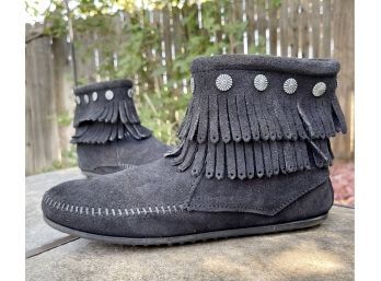 NWOB Minnetonka Double Fringe Black Suede Moccasin Boot Women's Size 8