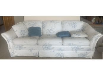 White Blue Flower Pattern Couch W Throw Pillows