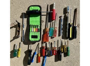 Misc Lot Of Differ Size Screw Drivers