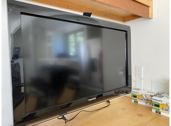 32' TV With Wall Mount