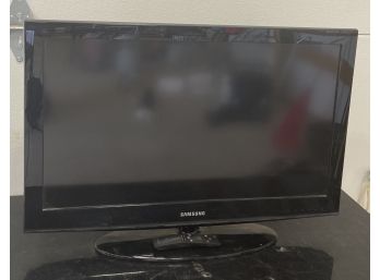 Samsung 32' Flat Screen With Base And Remote