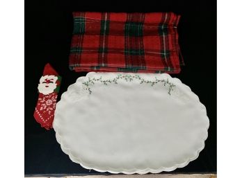 VTG Christmas Linens Inc 4 Felt Napkin Holders, 4 Placemats, Tablecloth And 8 Red Napkins