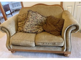 Broyhill Loveseat With Pillows