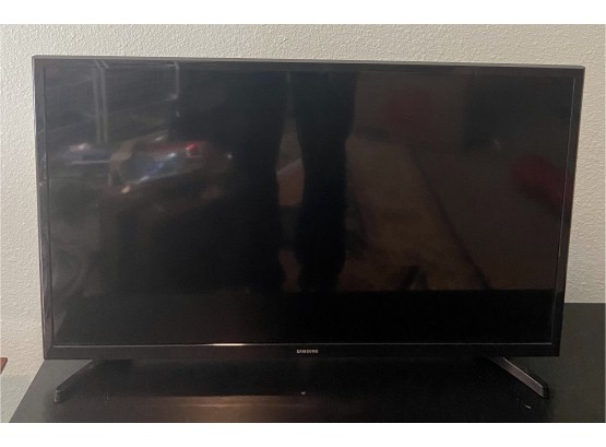 Samsung 32' Flat-screen Tv With Powercable And Remote