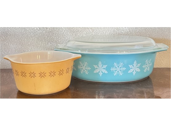 2pc Collection Of Pyrex Brown Star 1 Qt & Blue Snowflake 2 1/2 Qt Casserole Dishes