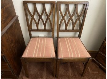 Pair Of 2 Vintage Oak Chairs In Very Good Condition