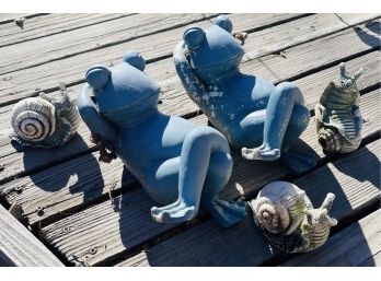Sunbathing Frogs With Snails Garden Decor