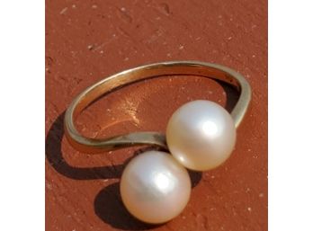 Pretty 14K Gold Ring With 2 Faux Pearls On Top