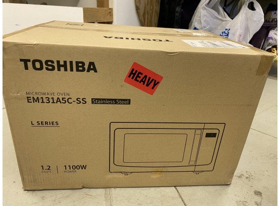 Toshiba New-in-Box Microwave Oven