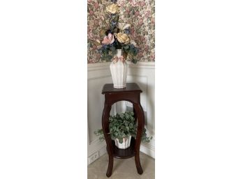 Cute Accent Table With Two Ceraminc Faux Flower Displays