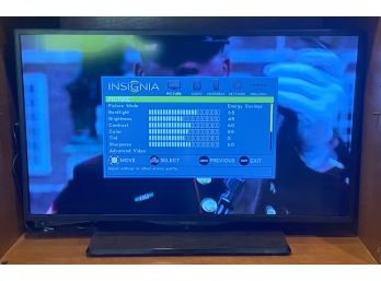 Insignia 32 LED TV With Remote And Power Cord