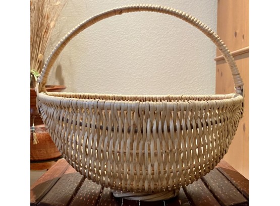 Beautiful Round Bottom Basket With Handle From Kenya