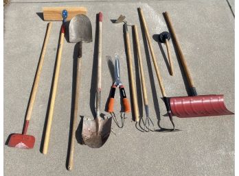 Lot Of Assorted Garden Hand Tools