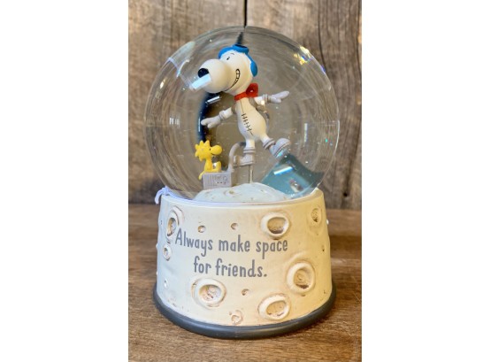 NEW! Snoopy ' Alway Make Space For Friends' Water Globe