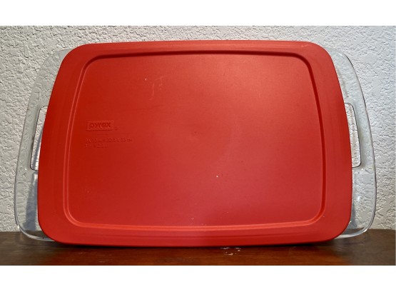 Modern Pyrex Dish With Rubber Lid