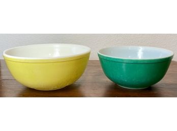 2 Vintage Pyrex Colored Bowls