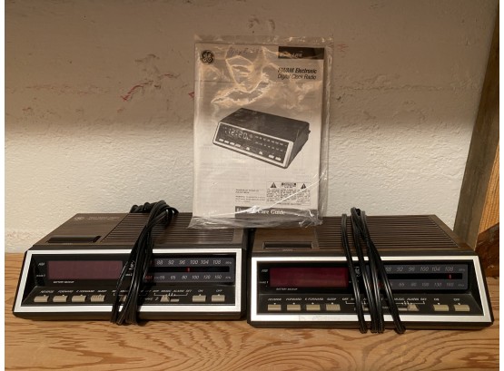 Pair Of Two GE FM/AM Electronic Digital Clock Radio Model 7-4616