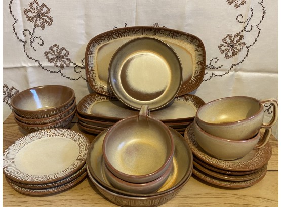 A Lovely Set Of Frankoma Mayan Aztec Pattern Dishware In Desert Gold Colorway