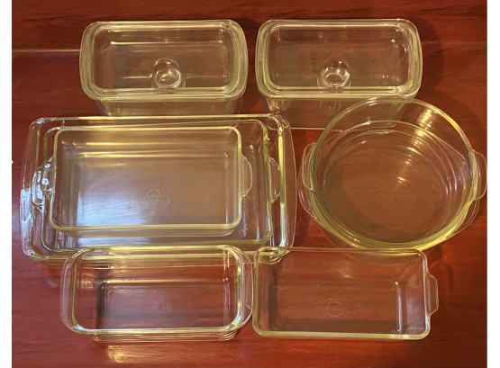 A Great Grouping Of Pyrex Glass Bakeware Including Casserole Dishes, Loaf Pans And Lidded Containers