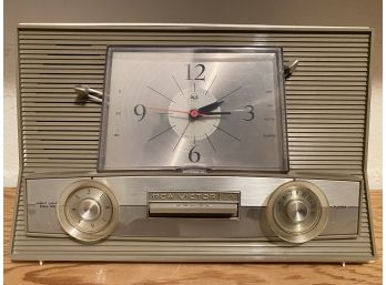 Vintage RCA Victor 3-RD-69 Short Wave Clock Radio