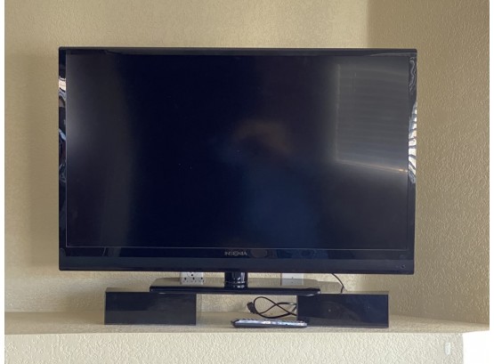 A Nice 40' Insignia Flat Screen TV With Remote