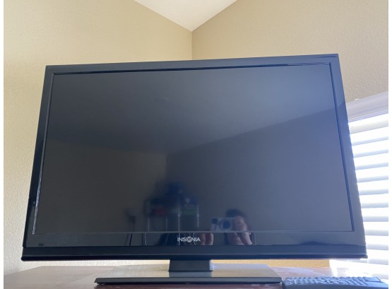Insignia 42' Flat Screen Tv With Remote