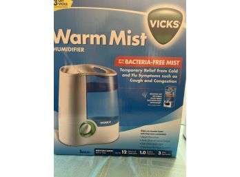 Vicks Warm Mist Humidifier In Like New Condition