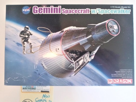NIB NASA Spacecraft W/ Spacewalker Model Kit 1/72 Gemini DRAGON No 11013