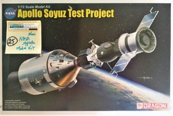 NIB NASA APOLLO Model Kit 1:72 Soyuz Test Project DRAGON No 11013