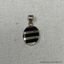 14k Yellow Gold & Black Stone Pendant 2.70 Grams