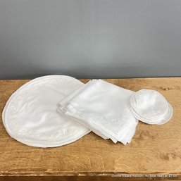 18 Embroidered White Placemats, Napkins, And Coasters