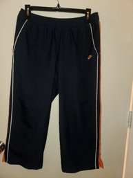 Women's Nike Capri Size Medium 8-10 Has Pockets