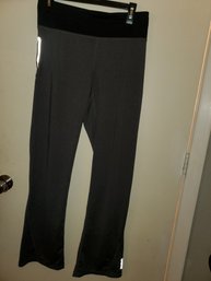 Women's Reebok Size Medium Yoga Pants. Has Pocket