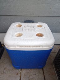 Igloo Ice Cube Cooler W Cup Holder On Lids