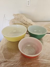 3 Pc Vintage Pyrex Bowls & 8 Vintage Place Mats